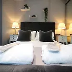 Glas-Go 2 Bedroom Apartment 3 Min Walk To Secc Hydro Free Parking Onsite