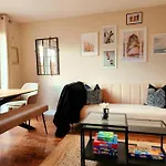 Modern 5 Bedroom Townhouse With Free Parking