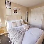 Modern 5 Bedroom Townhouse With Free Parking
