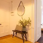 Stunning 2 Bed Property In Heart Of West End