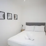 Bright Central Flat With Balcony And Free Parking
