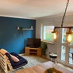 Rustic Top Floor West End Pad With Balcony, Parking Next To Byers Road, Aston Lane, Glasgow Uni