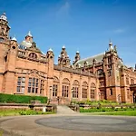 Rustic Top Floor West End Pad With Balcony, Parking Next To Byers Road, Aston Lane, Glasgow Uni
