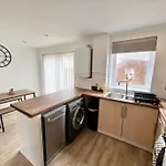 Ideal 3 Bed Home In Glasgow City With Free Parking