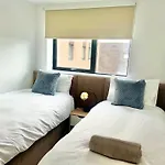 Glasgow Home - 5 Bedrooms 4 Bathrooms - Private Parking