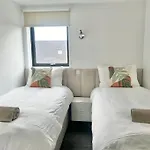 Glasgow Home - 5 Bedrooms 4 Bathrooms - Private Parking