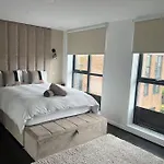 Glasgow Home - 5 Bedrooms 4 Bathrooms - Private Parking