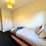 Stylish Modern Flat With Juliet Balcony & Parking