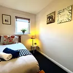 Stylish Modern Flat With Juliet Balcony & Parking