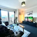 Stylish Modern Flat With Juliet Balcony & Parking