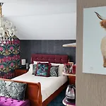 Finn Village - Loch Lomond Villa B&B Jungle Room En-Suite Bathroom & Oudoor Hot Tub