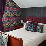 Finn Village - Loch Lomond Villa B&B Jungle Room En-Suite Bathroom & Oudoor Hot Tub