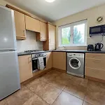 Glasgow Central - Entire House - Free Parking , Free Super Fast Wifi , Private Garden & Parking Security