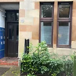 Traditional Glasgow Tenement Excellent Location