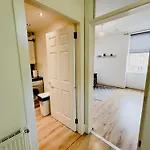 Chic Retreat In Ibrox