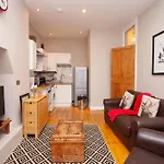 Beautiful 2 Bed Apartment Rose St