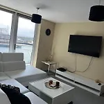 Glasgow Harbour Apartment With River View