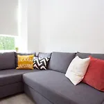 Stunning Flat In West End Location