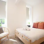 Stunning Flat In West End Location