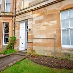 Stunning 3 Bed Flat In The Heart Of The West End