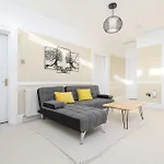 Extravagant 6 Bed Victorian Townhouse With Hot Tub