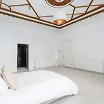 Extravagant 6 Bed Victorian Townhouse With Hot Tub