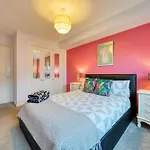 Modern 2 Bed Flat With Free Parking