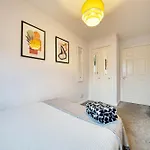 Modern 2 Bed Flat With Free Parking