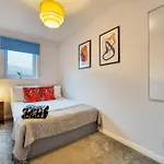 Modern 2 Bed Flat With Free Parking