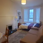 Flat In Glasgow Close To All Local Amenities