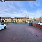 Stylish 2-Bed Apartment With Private Driveway