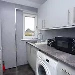 3 Bed Cottage Flat With Parking