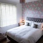 3Br-Sleeps6-Parking-Garden-Citycentre