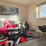 Free Parking 2-Bedroom House In Glasgow