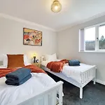 Spacious 5-Bed Riverside Apt With Free Parking