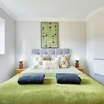 Spacious 5-Bed Riverside Apt With Free Parking