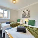 Spacious 5-Bed Riverside Apt With Free Parking