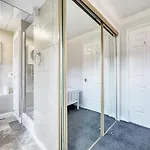 Spacious 5-Bed Riverside Apt With Free Parking