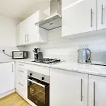 2 Bedroom Gardens Retreat With Free Parking