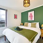 2 Bedroom Gardens Retreat With Free Parking