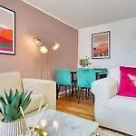 2 Bedroom Gardens Retreat With Free Parking