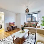 2 Bedroom Gardens Retreat With Free Parking