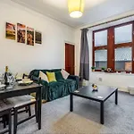 Cheerful 1 Bedroom Homely Apartment, Sleeps 4 Guest Comfy, 1 X Double Bed, 1 X Sofa Bed, Parking, Free Wifi, Suitable For Business, Leisure Guest,Glasgow, Glasgow West End, Near City Centre