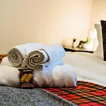 Cheerful 1 Bedroom Homely Apartment, Sleeps 4 Guest Comfy, 1 X Double Bed, 1 X Sofa Bed, Parking, Free Wifi, Suitable For Business, Leisure Guest,Glasgow, Glasgow West End, Near City Centre