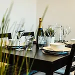 Cheerful 1 Bedroom Homely Apartment, Sleeps 4 Guest Comfy, 1 X Double Bed, 1 X Sofa Bed, Parking, Free Wifi, Suitable For Business, Leisure Guest,Glasgow, Glasgow West End, Near City Centre