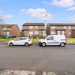 Stylish 2 Bed Property With Parking