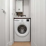 Stylish 2 Bed Property With Parking