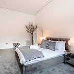 Luxury 4 Bed Townhouse In Prestigious West End