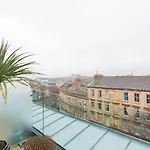 Altido Luxury Penthouse With Balcony Minutes From Secchydro