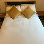 City Centre Riverside Apartment With Private Parking